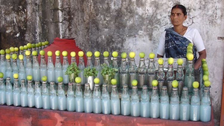 Die gesunde Variante: ungesüßte Limonade aus Wasser mit Zitronensaft, hier an einem Verkaufsstand in Rishikesh, Indien.