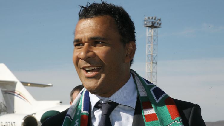 Ruud Gullit bei seiner Ankunft in Grosny.