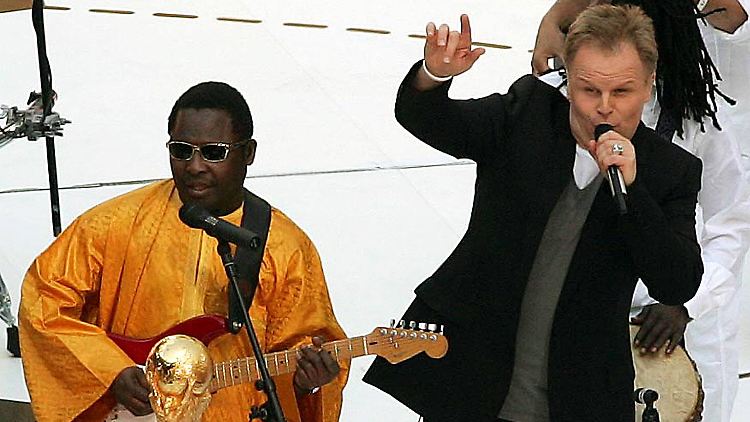 Zur Fußball-WM 2006 stand Amadou Bagayoko gemeinsam mit Herbert Grönemeyer auf der Bühne.