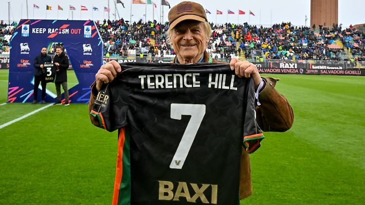 Er bekam zwar ein Trikot, aber gespielt hat er nicht: Terence Hill.