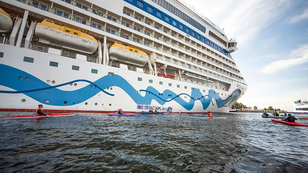 Klimaaktivisten-versuchen-auf-Kanus-und-aufblasbaren-Booten-das-Kreuzfahrtschiff-Aida-Diva-am-Auslaufen-zu-hindern