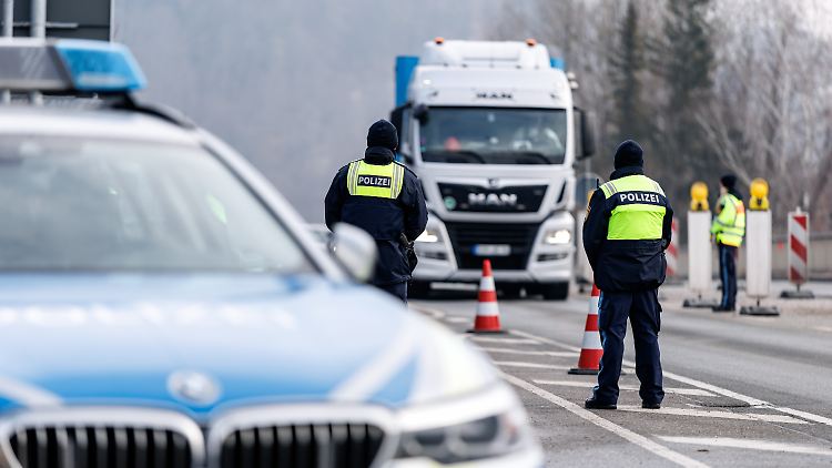 Bei der Festnahme leistete der Lkw-Fahrer nach Polizeiangaben Widerstand (Symbolbild).