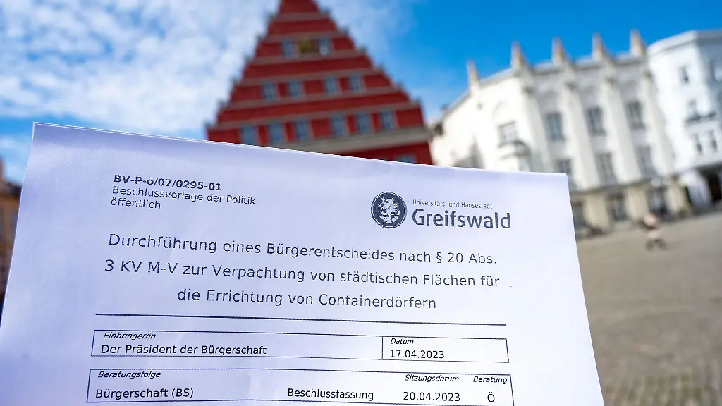 Blick-auf-die-Beschlussvorlage-vor-dem-Rathaus-in-Greifswald