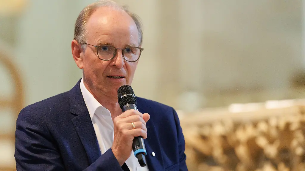 Landesbischof-Ralf-Meister-spricht-bei-der-Podiumsdiskussion-zum-Thema-Die-Politik-die-Kirchen-und-der-Krieg-beim-oekumenischen-Kirchentag