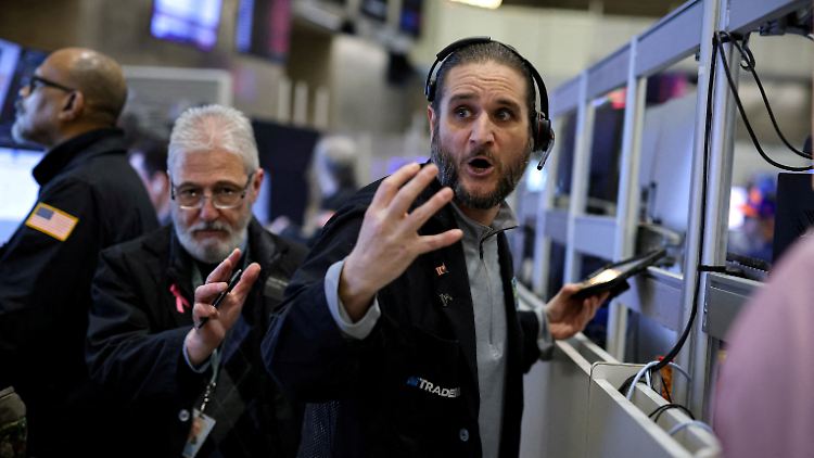 Trump will über die Zölle reden, aussetzen will er sie aber nicht. An der Wall Street hoffen viele auf einen Ausweg aus der verfahrenen Situation.