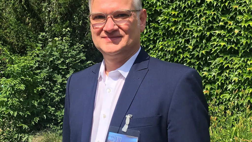 Wissenschaftsjournalist-Harald-Stocker-laechelt