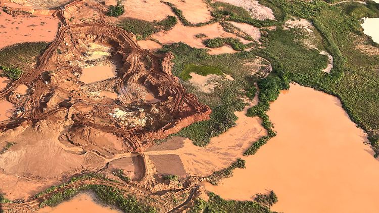 Luftaufnahme von abgeholzten Flächen und illegalem Goldabbau in einem Gebiet des Kayapo-Volkes. 