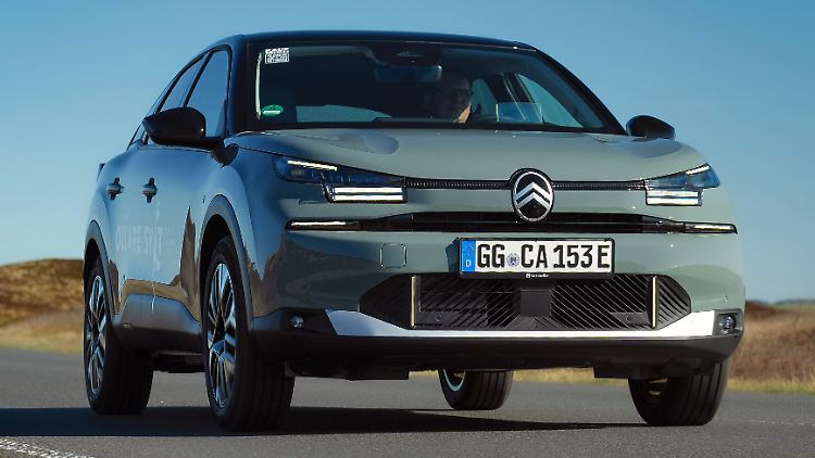 Mit den doppelt ausgeführten, neu gestalteten Tagfahrleuchten wirkt der Citroen C4 markant.