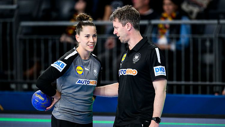 Markus Gaugisch holt Emily Bölk zurück ins DHB-Team.
