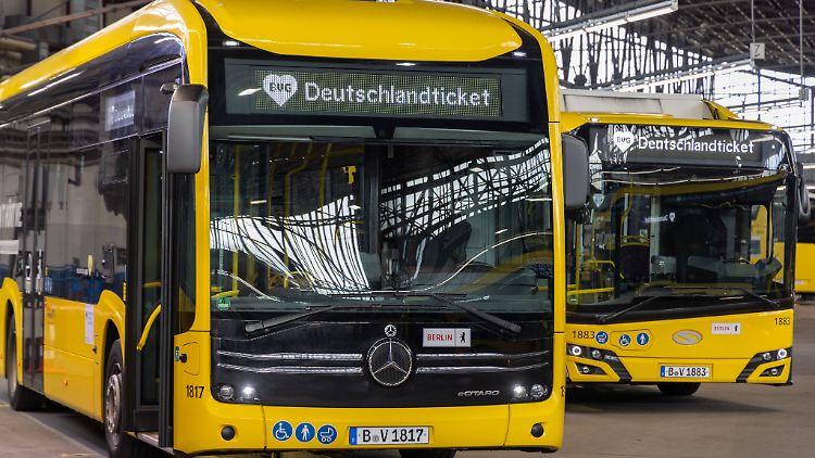 Mehr Menschen nutzen öffentliche Verkehrsmittel, um ihre täglichen Wege zurückzulegen. 