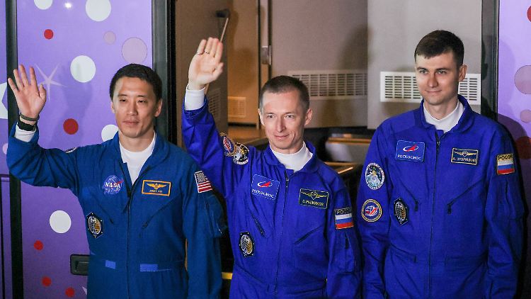 Jonny Kim (v.l.n.r.), Sergei Rischikow und Alexei Subrizki sollen auf der ISS einige Experimente durchführen. 