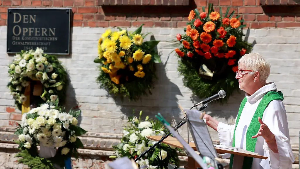 Pastorin-i-R-Gabriele-Herbst-spricht-bei-der-Zentralen-Gedenkstunde-des-Landes-und-der-Stadt-zum-70-Jahrestag-des-Volksaufstandes-in-der-DDR-in-der-Gedenkstaette-Moritzplatz