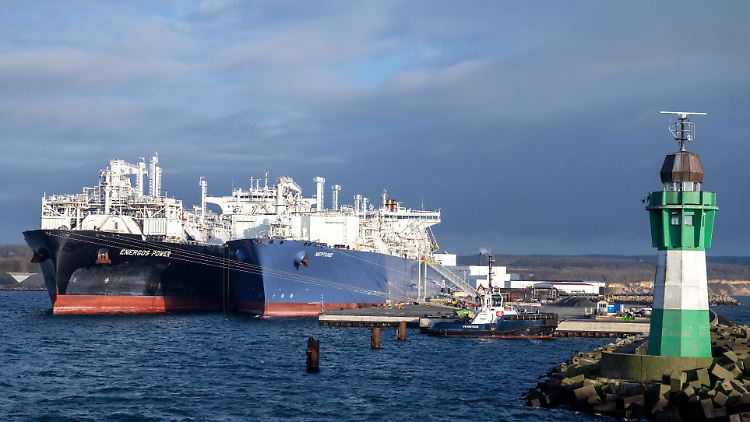 Die LNG-Schiffe liegen im Hafen von Mukran. Nur "Neptun" ist derzeit in Betrieb.