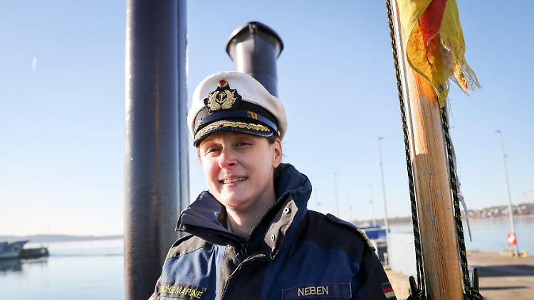 Korvettenkapitänin Claudia Neben steht im Turm von U-Boot U34 auf dem Marinestützpunkt Eckernförde.