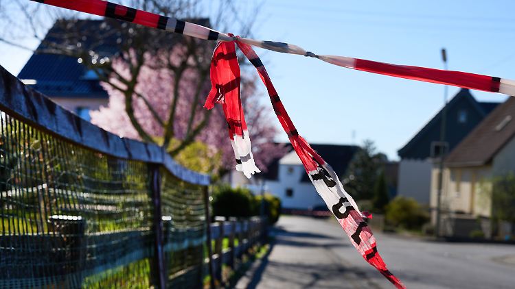 Bei der Suche nach dem Tatverdächtigen wertet die Polizei Hunderte Hinweise aus der Bevölkerung aus.