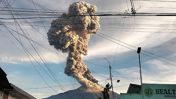 Der Vulkan liegt in der Provinz Negros Occidental, rund 530 Kilometer südlich von Manila.