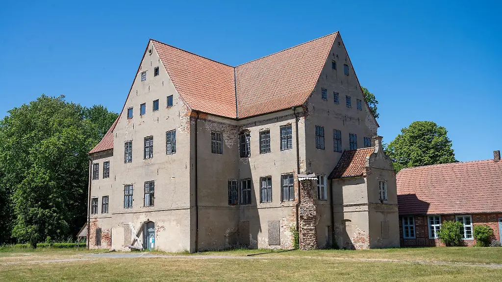 Blick-auf-das-Schloss-Ludwigsburg-bei-Greifswald-im-Landkreis-Vorpommern-Greifswald