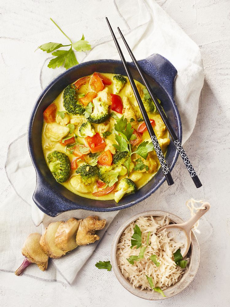 Das Hähnchen-Kokos-Curry ist ideal für einen Fernsehabend zu zweit auf der Couch.