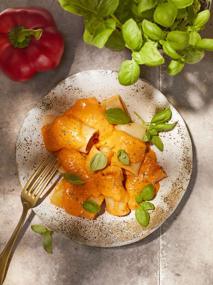 Die Nudelsauce für die Pasta mit gerösteter Paprika lässt sich gut vorbereiten.