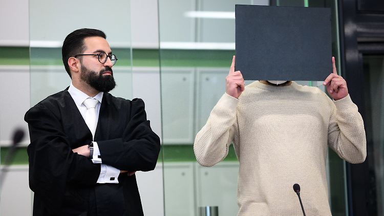Der 24-jährige Angeklage hat zweimal mit der Faust zugeschlagen und anschließend mit dem Fuß ins Gesicht getreten.