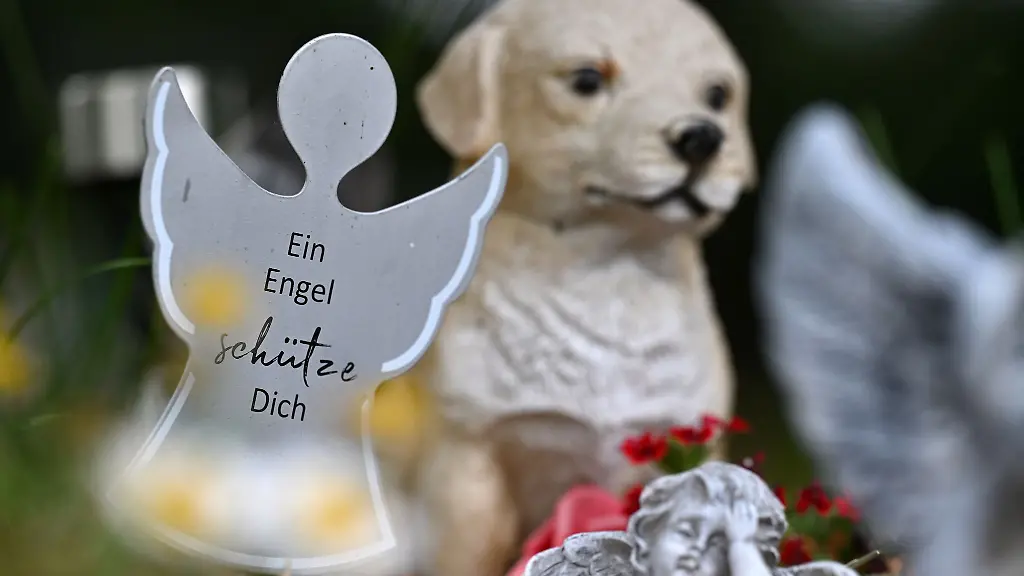 Ein-Engel-schuetze-Dich-steht-auf-der-Engelsfigur-einer-Grabstaette-in-der-Ruhestaette-fuer-Kleintiere-Tierfriedhof-Hainichen-Saale-Holzland-Kreis