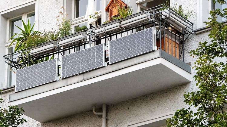 Wohnungseigentümer und Mieter haben seit 2024 einen gesetzlichen Anspruch auf die Installation eines Balkonkraftwerks. Die Montage muss aber vorab genehmigt werden.