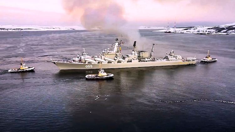 Das vom russischen Verteidigungsministerium veröffentlichte Standbild zeigt den Lenkwaffenkreuzer "Marschall Ustinow" auf dem Weg zum Manöver.