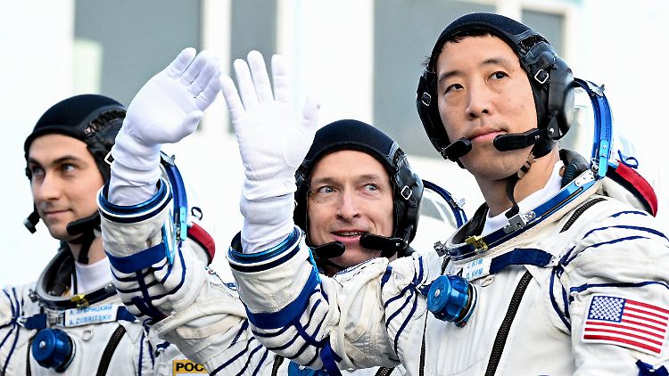 Jonny Kim, Sergej Ryschikow und Alexej Subrizki (v.l.) sollen erst im Dezember zurückkehren.