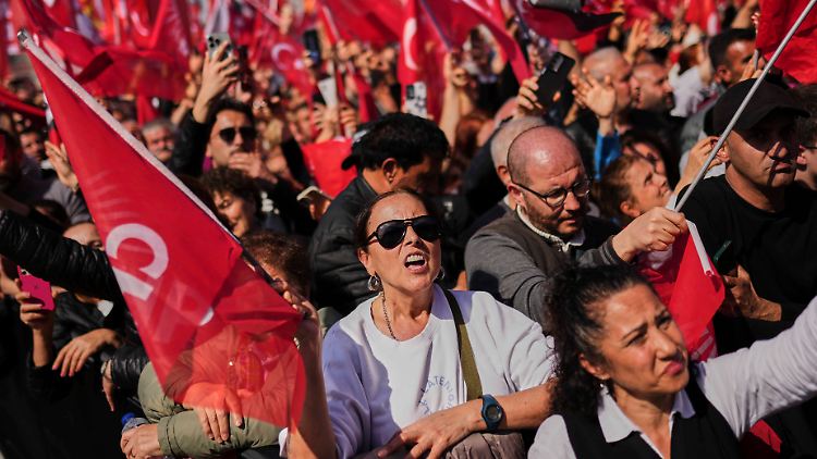 Anhänger des inhaftierten Istanbuler Bürgermeisters Imamoglu gingen zu Tausenden auf die Straße. 