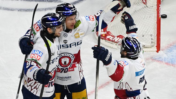 Torschützen unter sich: Frederik Tiffels, Leonhard Pföderl und Ty Ronning.