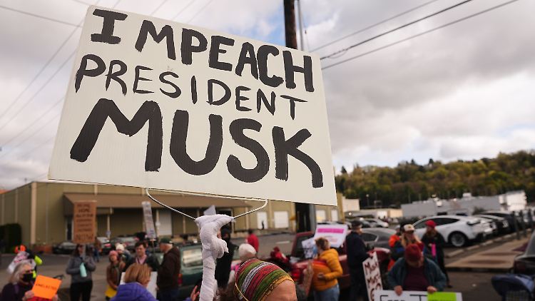 Menschen protestieren gegen die Kürzungen von Elon Musk im Auftrag Trumps. 