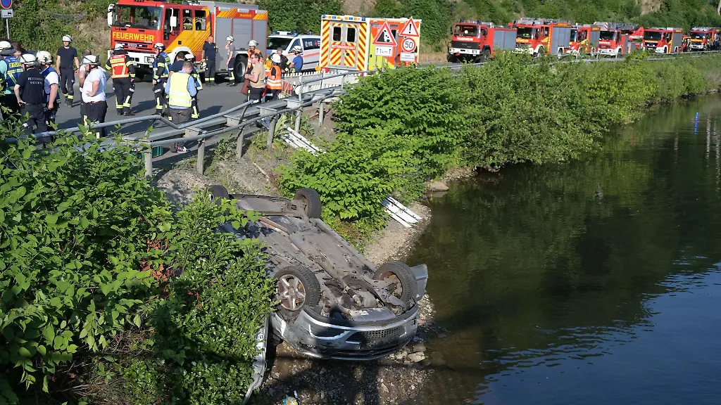 Rettungskraefte-arbeiten-an-der-Unfallstelle-an-dem-Fluss-Lenne