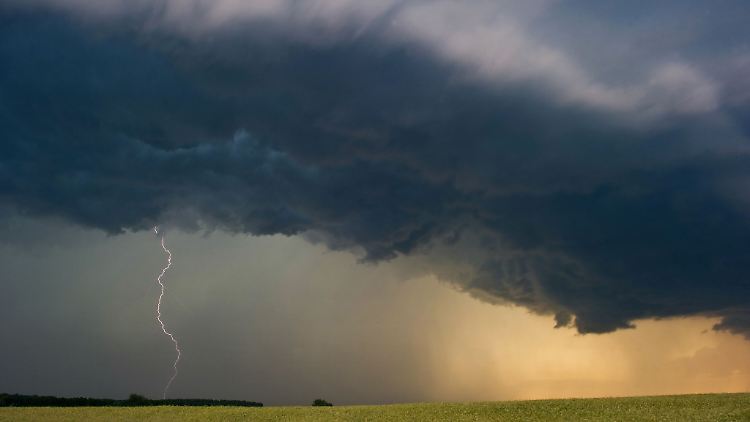 Angsteinflößend und mächtig: Wenn Gewitterwolken aufreißen, kommt meist eine Menge Regen herunter - und der flutet schnell mal den Keller.
