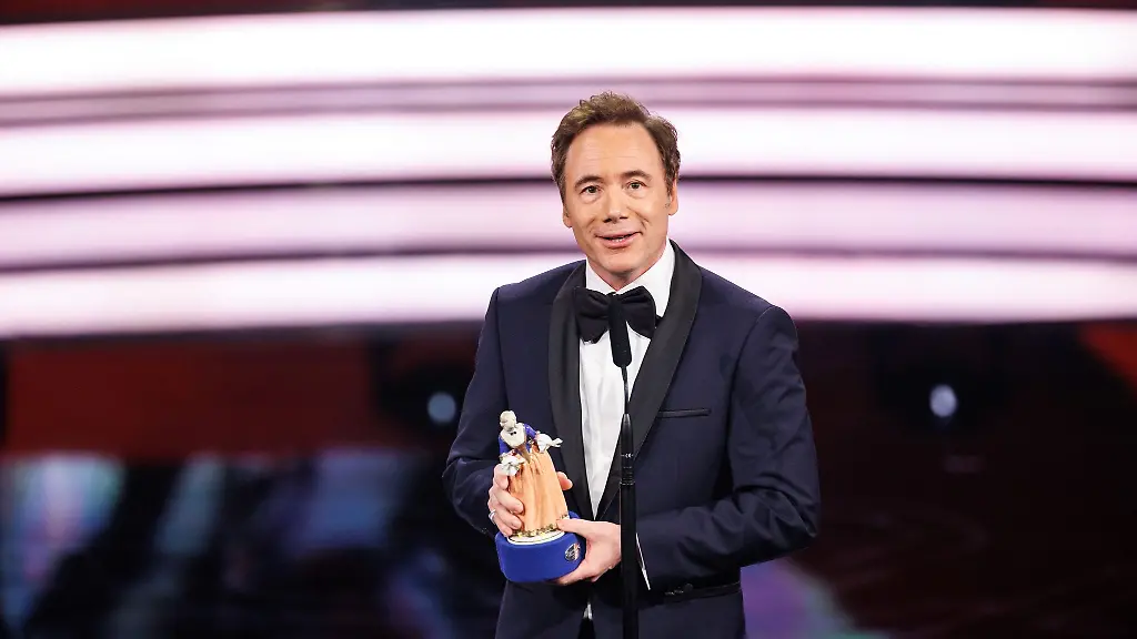 Schauspieler-Michael-Bully-Herbig-bedankt-sich-waehrend-der-Verleihung-des-Bayerischen-Filmpreises