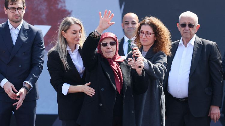 Ekrem Imamoglus Mutter und Familie nehmen an einer CHP-Kundgebung in Maltepe, Istanbul, am 29. März 2025 teil.