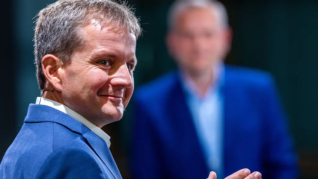 Schwerins-Oberbuergermeister-Rico-Badenschier-vorn-SPD-und-sein-Herausforderer-Leif-Erik-Holm-hinten-AfD