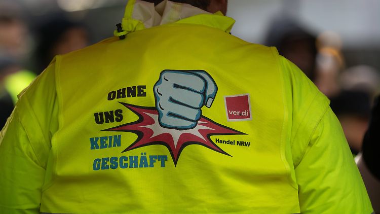 Wie auch schon im Dezember gehen Hunderte Zalando-Angestellte auf die Straße und legen ihre Arbeit nieder.