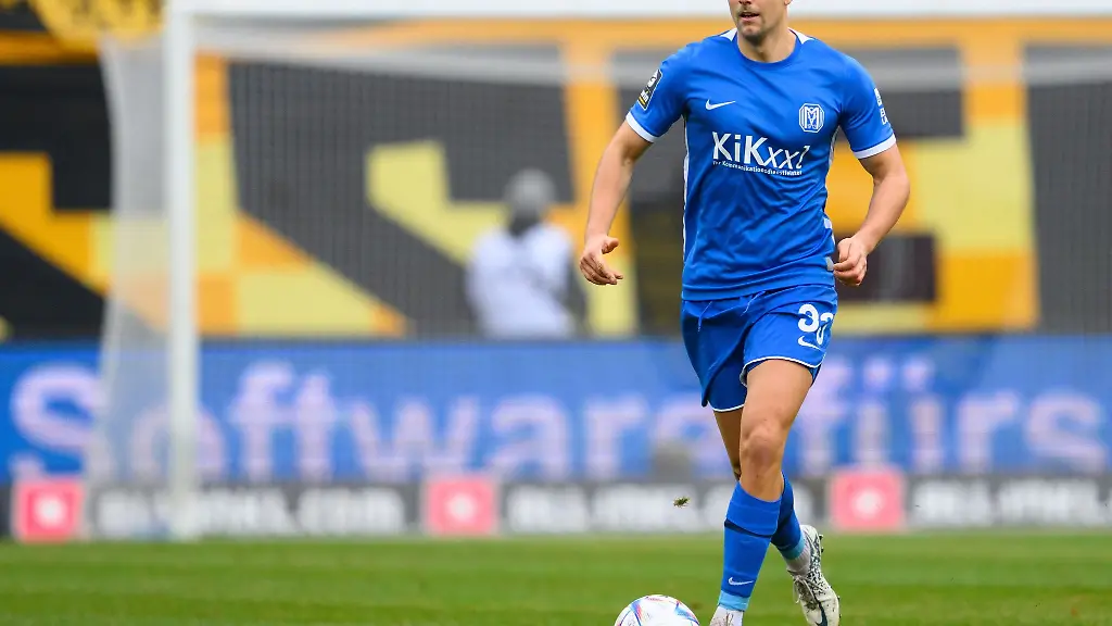 Meppens-Tobias-Kraulich-spielt-den-Ball