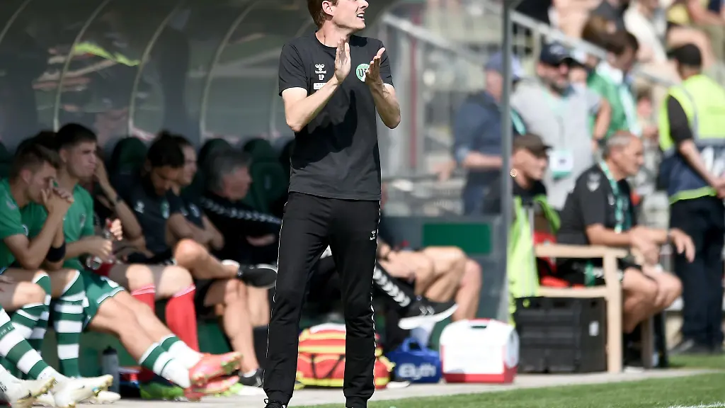 Luebecks-Trainer-Lukas-Pfeiffer-klatscht-an-der-Seitenlinie