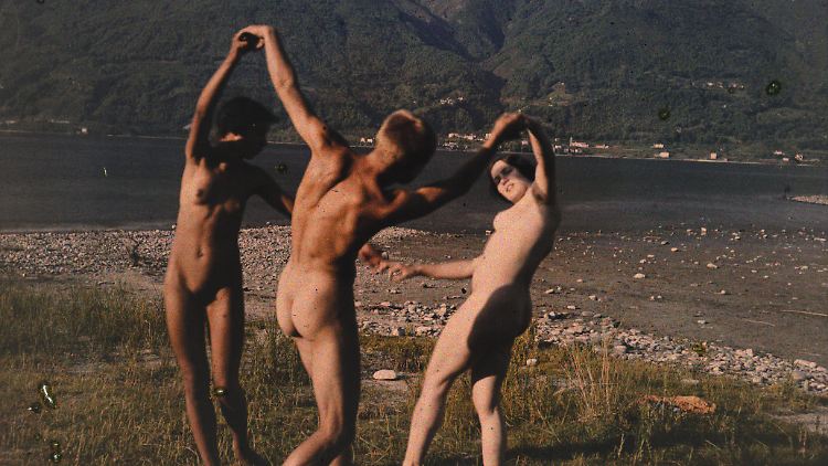 Tanzende am Lago Maggiore bei Ascona (um Rudolf von Laban), 1914, fotografiert von Johann Adam Meisenbach.
