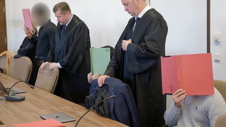 Zum Auftakt machten die Angeklagten von ihrem Schweigerecht Gebrauch und sagten nichts.