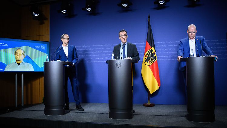 Cem Özdemir bei der Vorstellung der Studie.