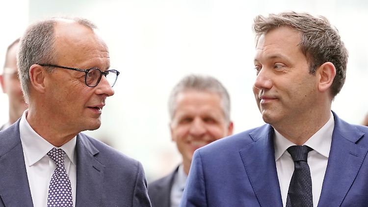 Geschafft! Die Parteichefs von CDU und SPD - Merz und Klingbeil - können sich über den Beschluss des Koalitionsvertrags freuen.