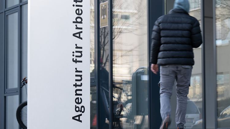 Bislang hatten Ukraine-Flüchtlinge, die nicht selbst für ihren Lebensunterhalt sorgen können, gleich Anspruch auf Bürgergeld. Das soll sich nun ändern. (Symbolbild)
