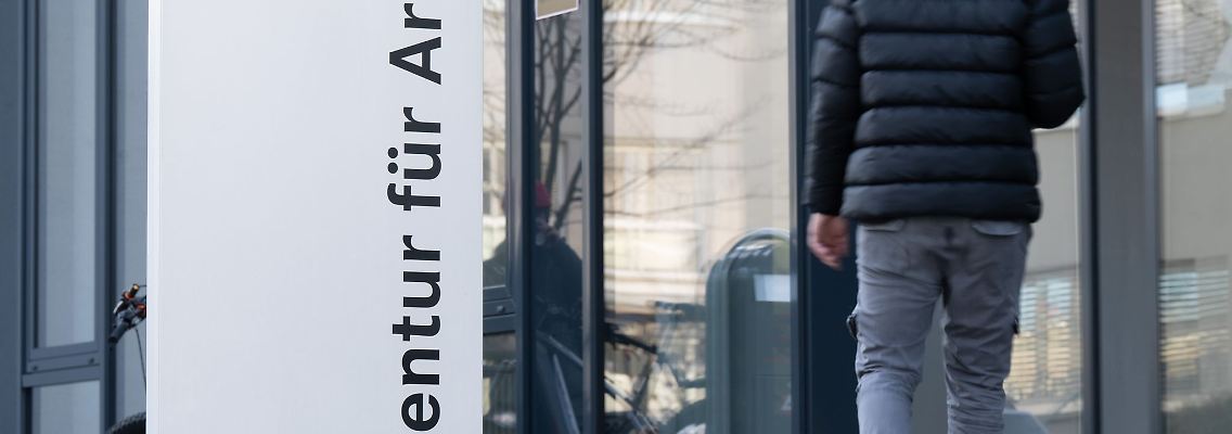 Bislang hatten Ukraine-Flüchtlinge, die nicht selbst für ihren Lebensunterhalt sorgen können, gleich Anspruch auf Bürgergeld. Das soll sich nun ändern. (Symbolbild)