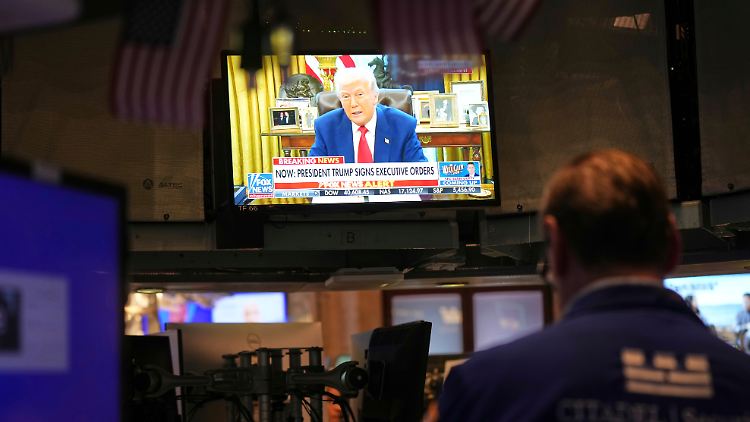 "Man sagt, es war der größte Tag in der Finanzgeschichte", erklärt Trump über seine Zoll-Volte. 
