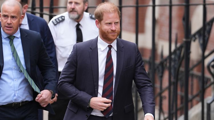 Mit Leibwächtern vor Gericht: Prinz Harry will höhere Sicherheitsvorkehrungen für sich erstreiten.