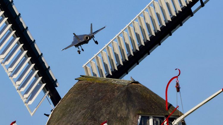 Kampf gegen Windmühlen? Nein, die Nato-Luftwaffe hält in den Niederlanden ein Manöver ab.