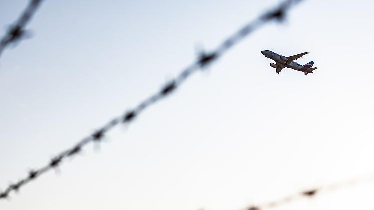 Frei erklärte, die kommende Regierung sei überzeugt, Abschiebeflüge nach Syrien und Afghanistan "dauerhaft und in wesentlich größeren Bereichen" hinzubekommen.
