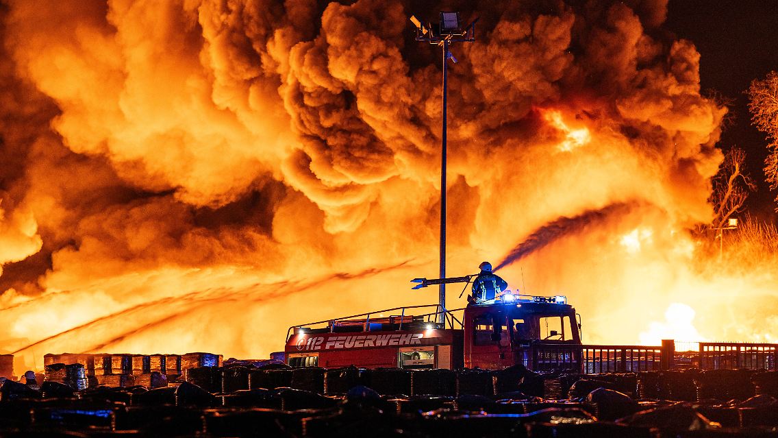 300 Einsatzkräfte bekämpften das Feuer.